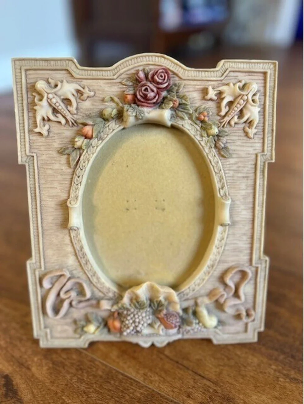 Vintage Decorative Floral Resin Photo Frame with Oval Opening
